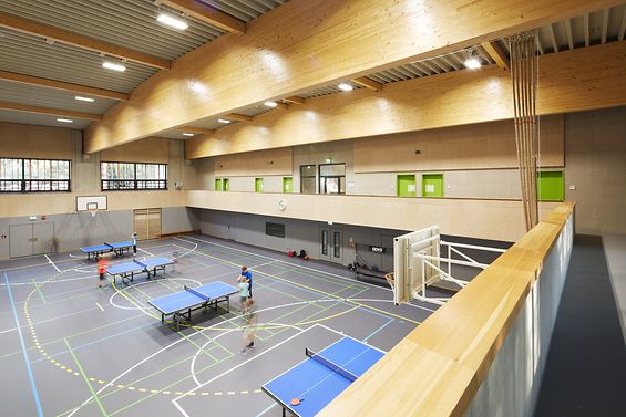 Sporthalle der Marie-Beschütz-Schule, Blick von der Galerie, in der Halle sind Tischtennisplatten aufgebaut